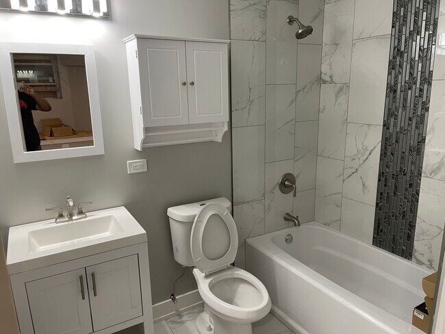 Bathrooms - 6420 S Saint Lawrence Ave Unit Garden