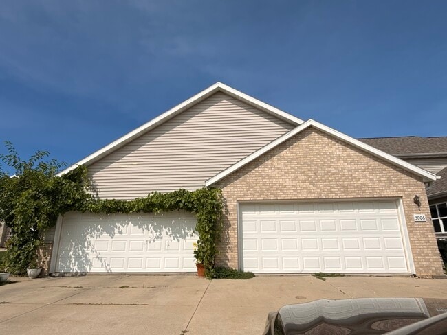 Building Photo - 3006 Selkirk Dr Unit #3