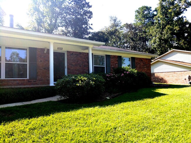 Photo - 1533 Woodgate Way