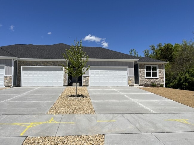 Building Photo - 974 Meadow Ln