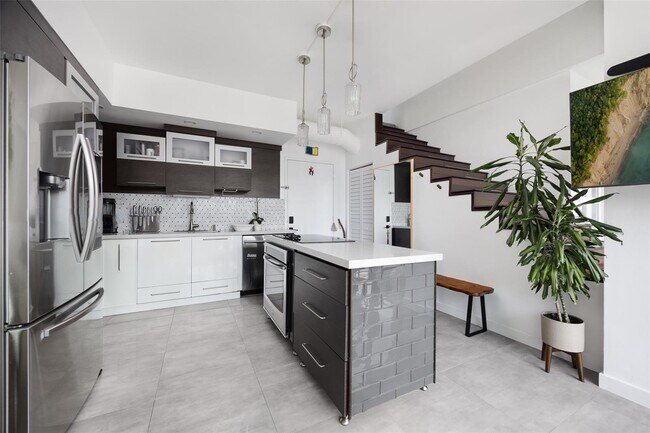 Photo - 690 SW 1st Ct Unit PHI10