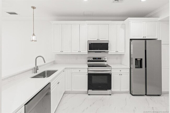 Building Photo - 47 SW Osceola St Unit UN206