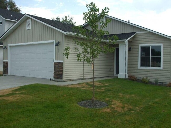 NICE 3 bed 2 bath 2 car garage avail aroun... - NICE 3 bed 2 bath 2 car garage avail aroun... House