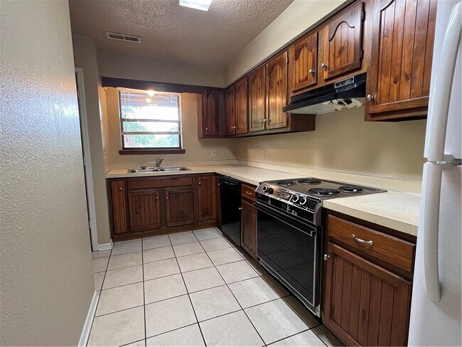 Photo - 2043 E Oaks Dr