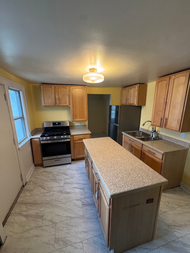 Photo - 58 Caledonia St NE