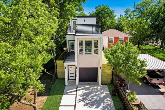 Photo - 1960 Toronto St