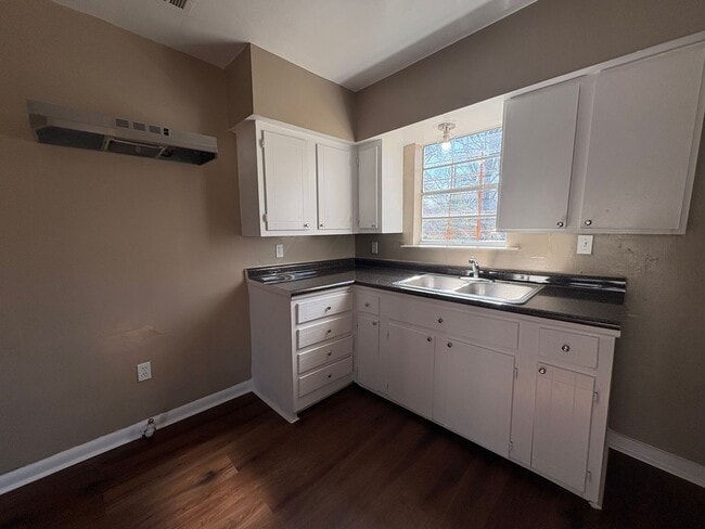 Photo - Amazing 2 bedroom/1 bath house with laundry room!