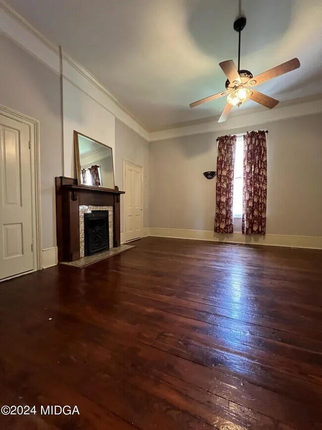 Photo - 992 Spring St
