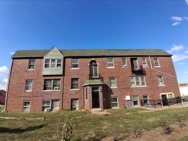 Building Photo - 210-102 Walnut-