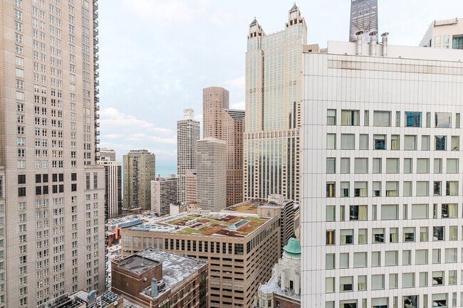 Photo - 1 E Delaware Pl Unidad FL9-ID1360