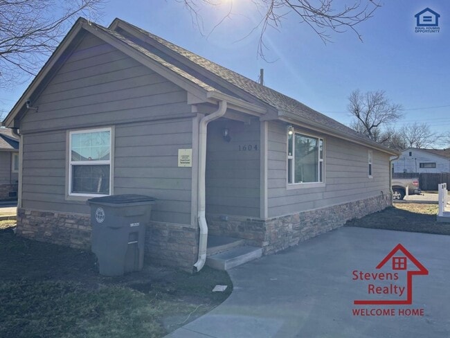 Photo - 1604 NW Lindy Ave