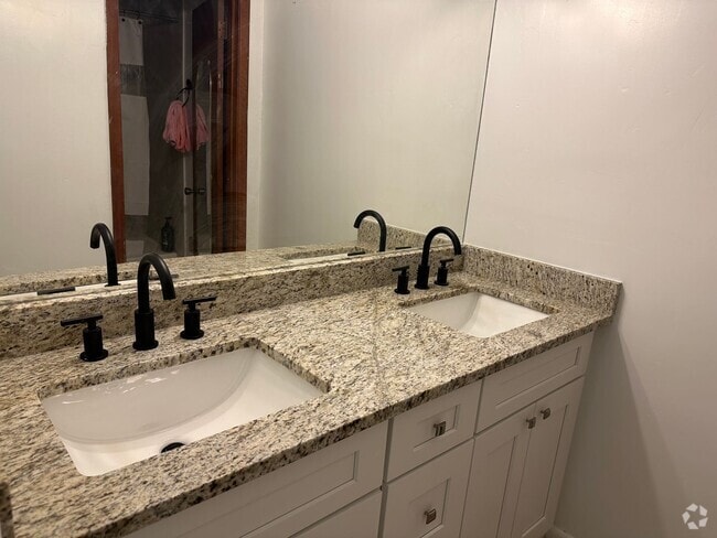 Building Photo - 6 BR 3 BA House in Colonial Hill Community