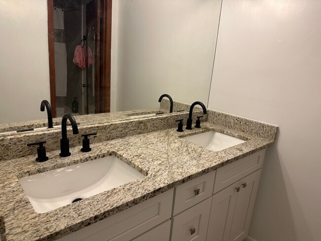 Building Photo - 6 BR 3 BA House in Colonial Hill Community