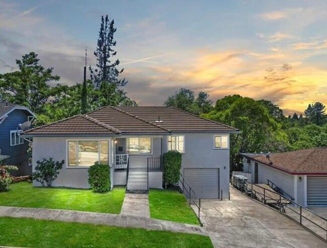 Building Photo - 112 College Way Unit 112 College (upstairs apt)