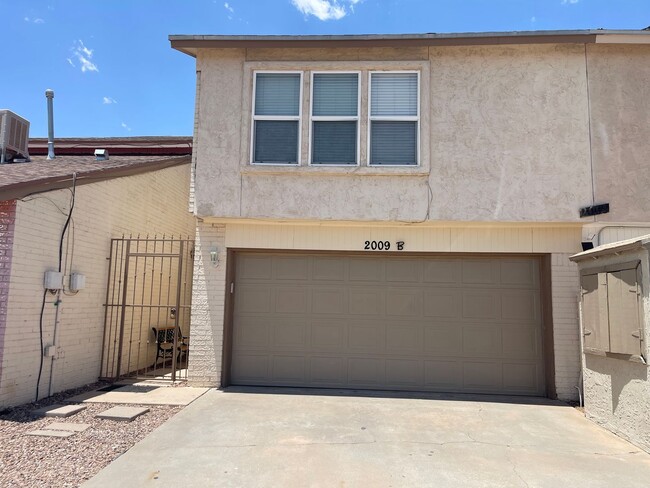 Spacious & Stylish Two-Story Duplex That T... - Spacious & Stylish Two-Story Duplex That T... House