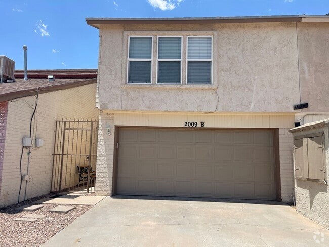 Building Photo - Spacious & Stylish Two-Story Duplex That T... Rental