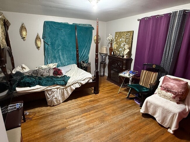 Photo - Beautiful 6 Bed, 3 Bath House; W/D Include...