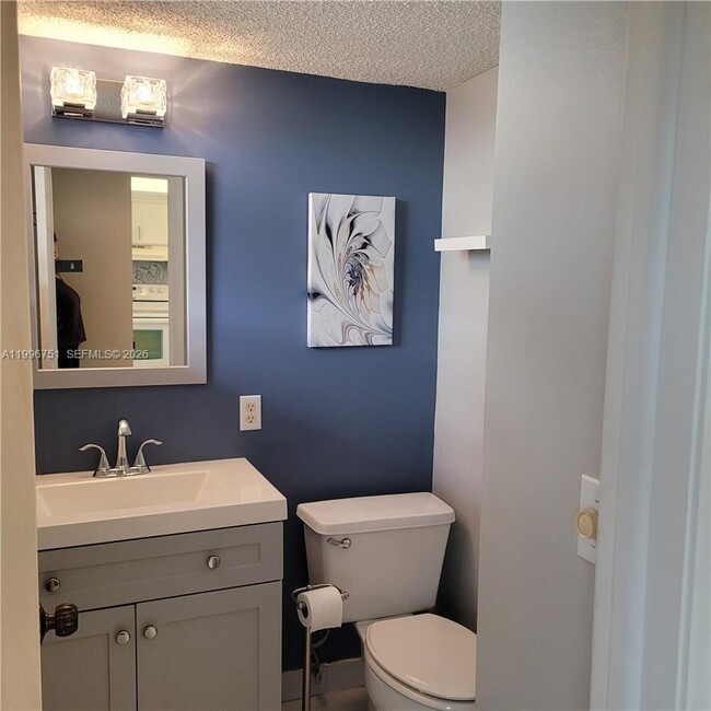 Building Photo - 3774 Inverrary Blvd Unit 206P