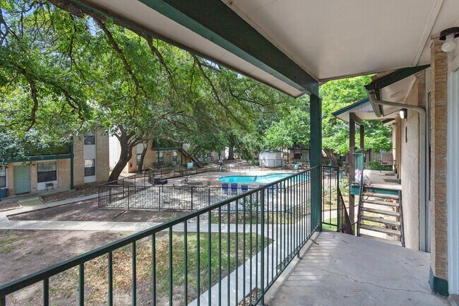 Photo - Great Location, Immediate Move In available - 2 bed / 2 bath Condo - 100% off First Month's rent!