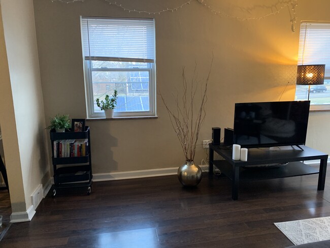 Front room - 437 Claranna Avenue Unit #4