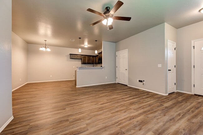 Building Photo - Charming Duplex in El Reno!