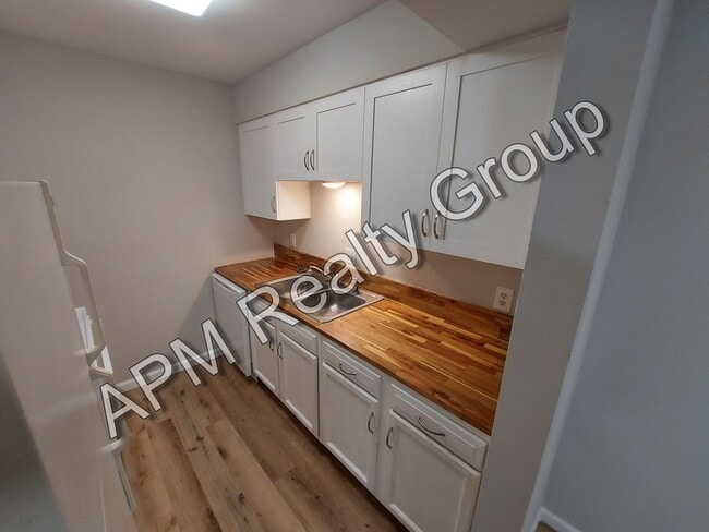 Photo - One bedroom in quiet Rosewood