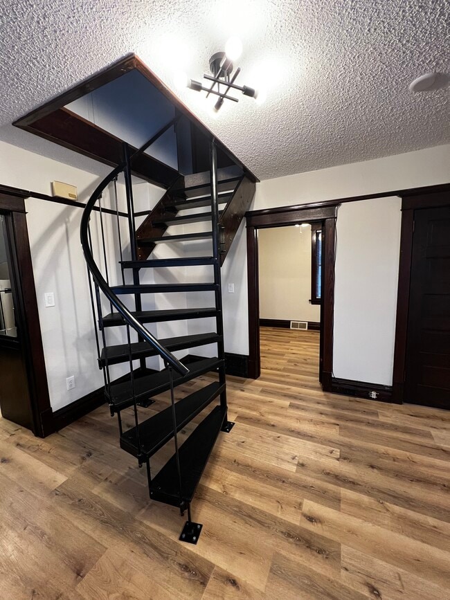 Building Photo - 3011 Vernon St Unit 3011A