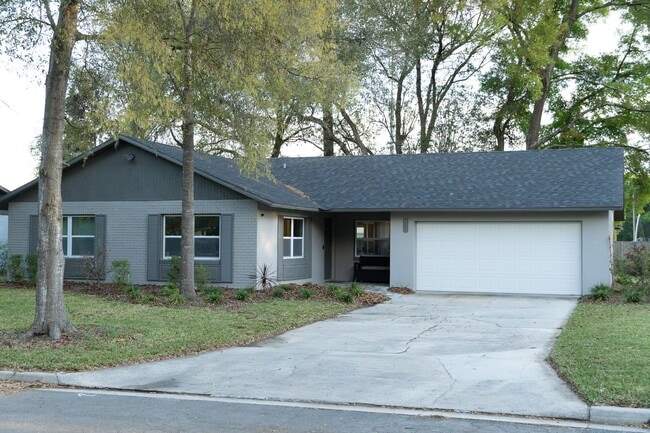 Furnished 3/2 with Garage on Beautiful Lot... - Furnished 3/2 with Garage on Beautiful Lot... House