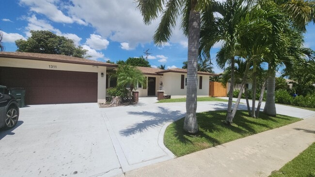 Building Photo - 1311 SW 12th Ave Rental