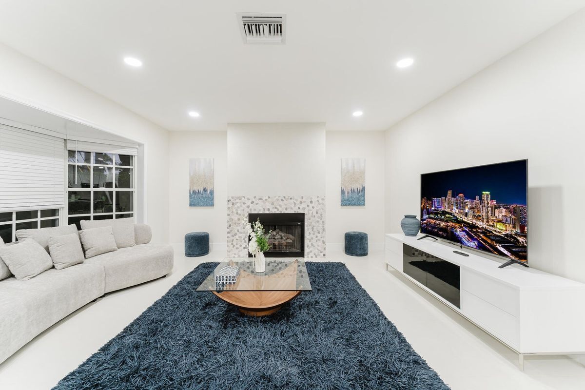 Photo - 556 NW 39th Cir