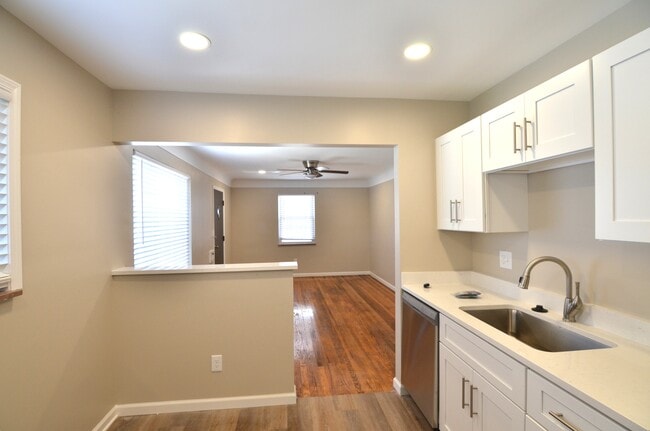 Photo - 1122 Alcliff Ln