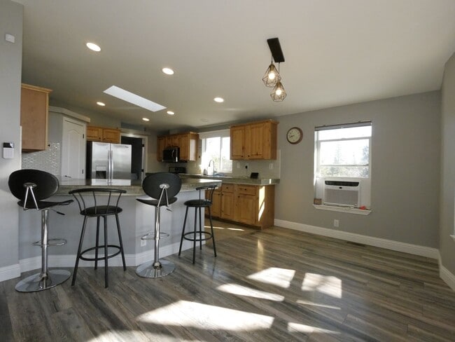 Photo - 916 Simpson Rd