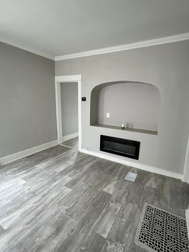2484 W Chambers St Unidad 2484 W Chambers St (lower)