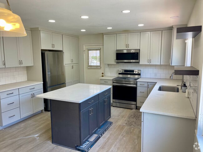 Building Photo - 320 S 400 E Rental