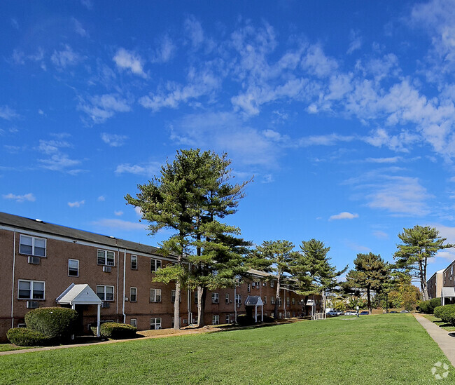 Building Photo - Colonial Village Apartments