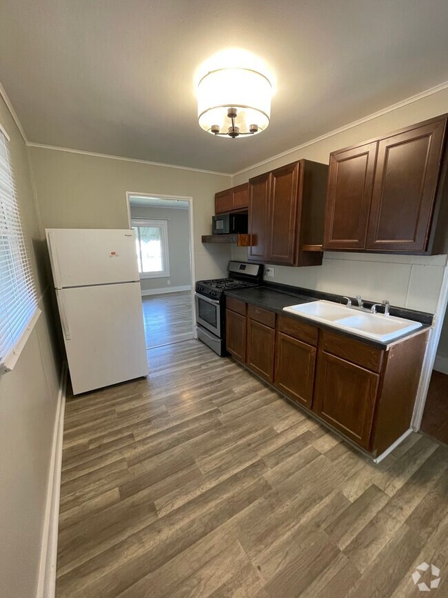 Building Photo - 3 Bedroom Home with Backyard and Garage!