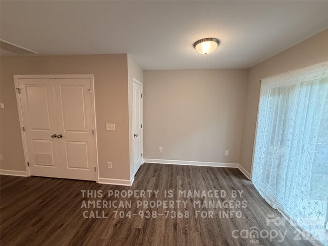 Photo - 568 Kirk St