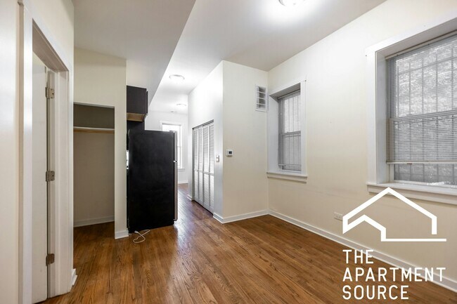 Building Photo - 2146 W Chicago Ave Unit 1 Rental