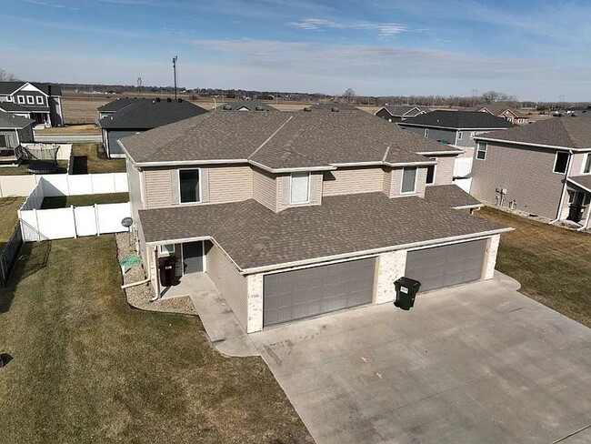 "Charming 3-Bed Townhouse with 2.5 Baths &... - "Charming 3-Bed Townhouse with 2.5 Baths &...
