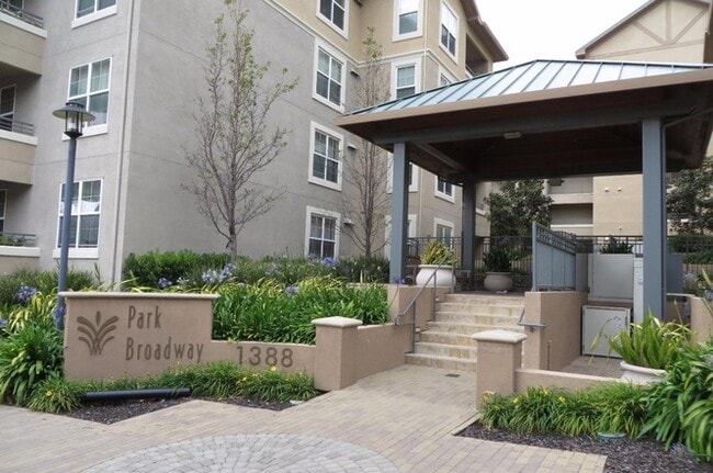 Entrance - 1388 Broadway Unit 211