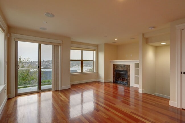 Photo - Grand 4 bedroom /2.5-bathroom Townhome w/ ...
