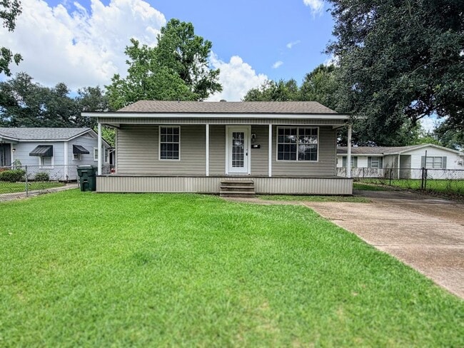 Building Photo - Updated 2 bedroom/1.5 bathroom home in Lake Charles with a large bonus room!