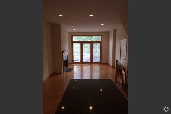 Building Photo - 2 bedroom in Chicago IL 60657 Rental