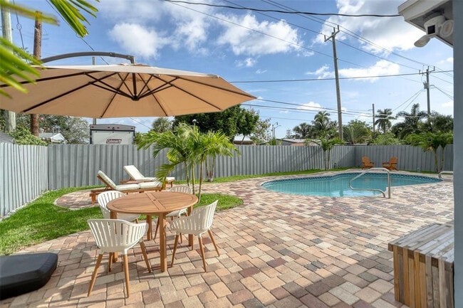 Building Photo - 1437 NE 25th St