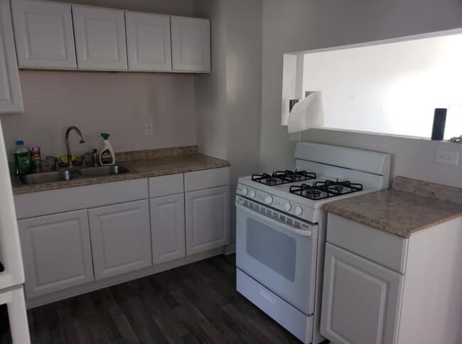 Kitchen - 2802 S Chicago Ave