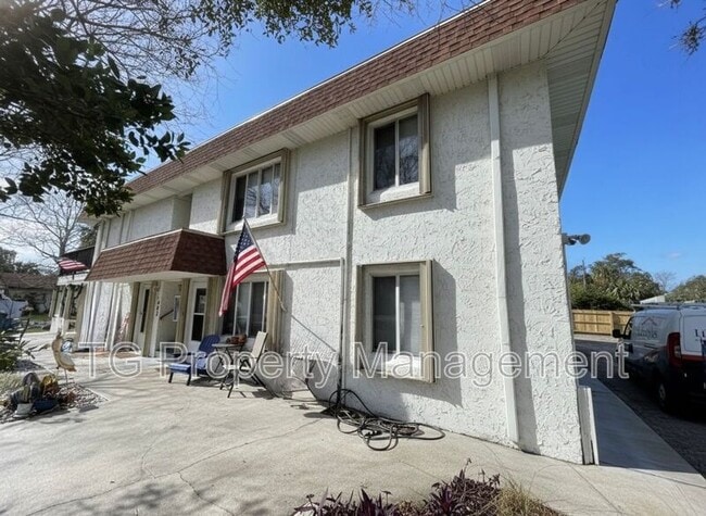 Photo - 402 Lower 8th Ave S