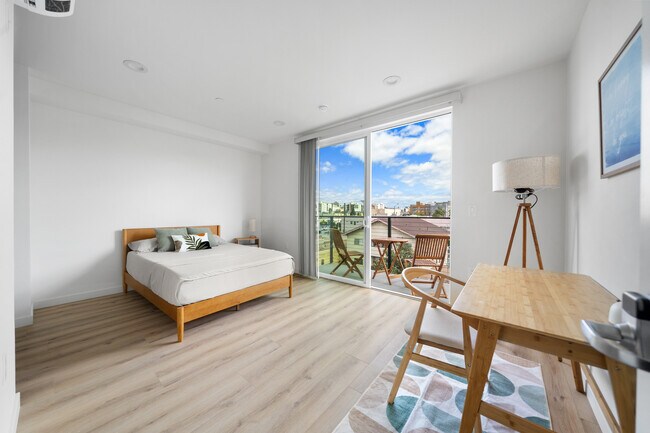 Photo - 1042 Irolo St