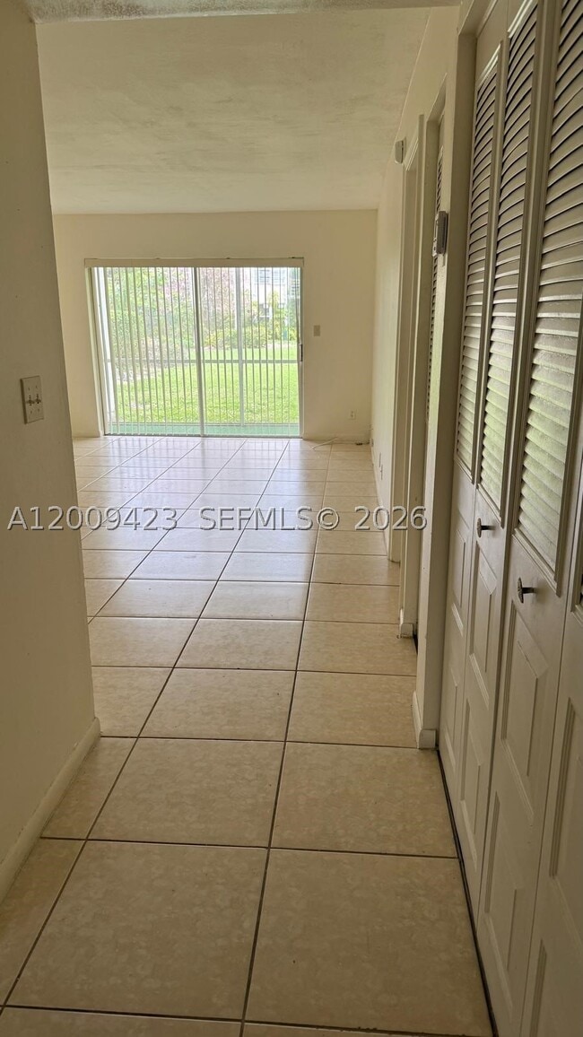 3774 Inverrary Dr Unit 105P