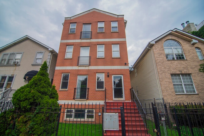 Building Photo - 2328 W Washington Blvd
