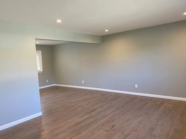 Photo - 1029 Commack Rd